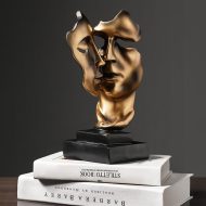 Kissing Sculpture - Image 3