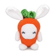 Crochet bunny carrot pattern, face detail, simple eyes