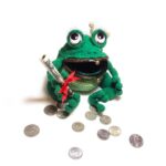 The finished crochet frog purse pattern — a green crocheted frog with a gold purse frame, a crown and coins spilling from its mouth