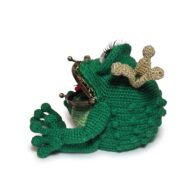Side view of the crochet frog purse pattern showing the domed bobbled back and the wired paws
