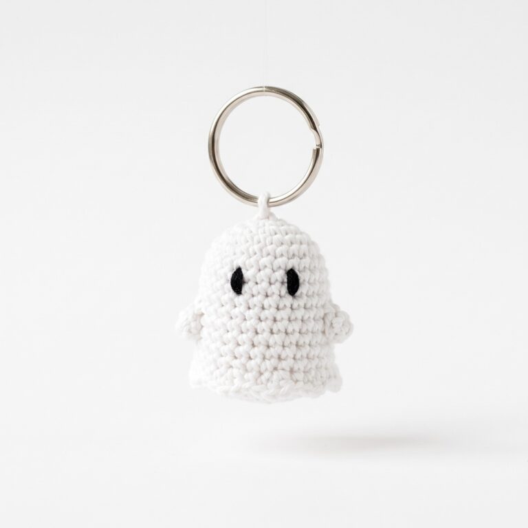 Ghost Keychain crochet pattern — halloween crochet keychain patterns (SageandSilky MOD Nº 46)